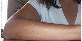 Как осветлить черные волосы на руках?