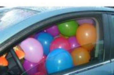 Машинки про шарики. Автомобиль с воздушными шарами. Украшение автомобиль с воздушными шарами. Шары с машинками. Машина с шарами.